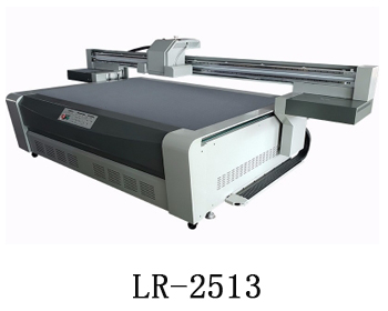 LR-2513通常我們也稱為萬能打印機，他是根據(jù)國際標準尺寸而來，加上這種uv機器不收材質(zhì)約束，差不多什么都可以打印，通常我們也稱之為萬能打印機